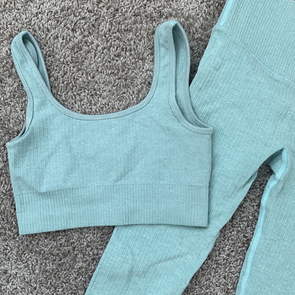 Amazon Workout Set - Picture 2 of 3